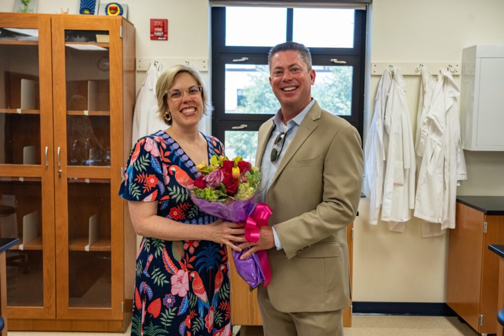 Image of Scott and Ashley Price holding a bouquet of flowers