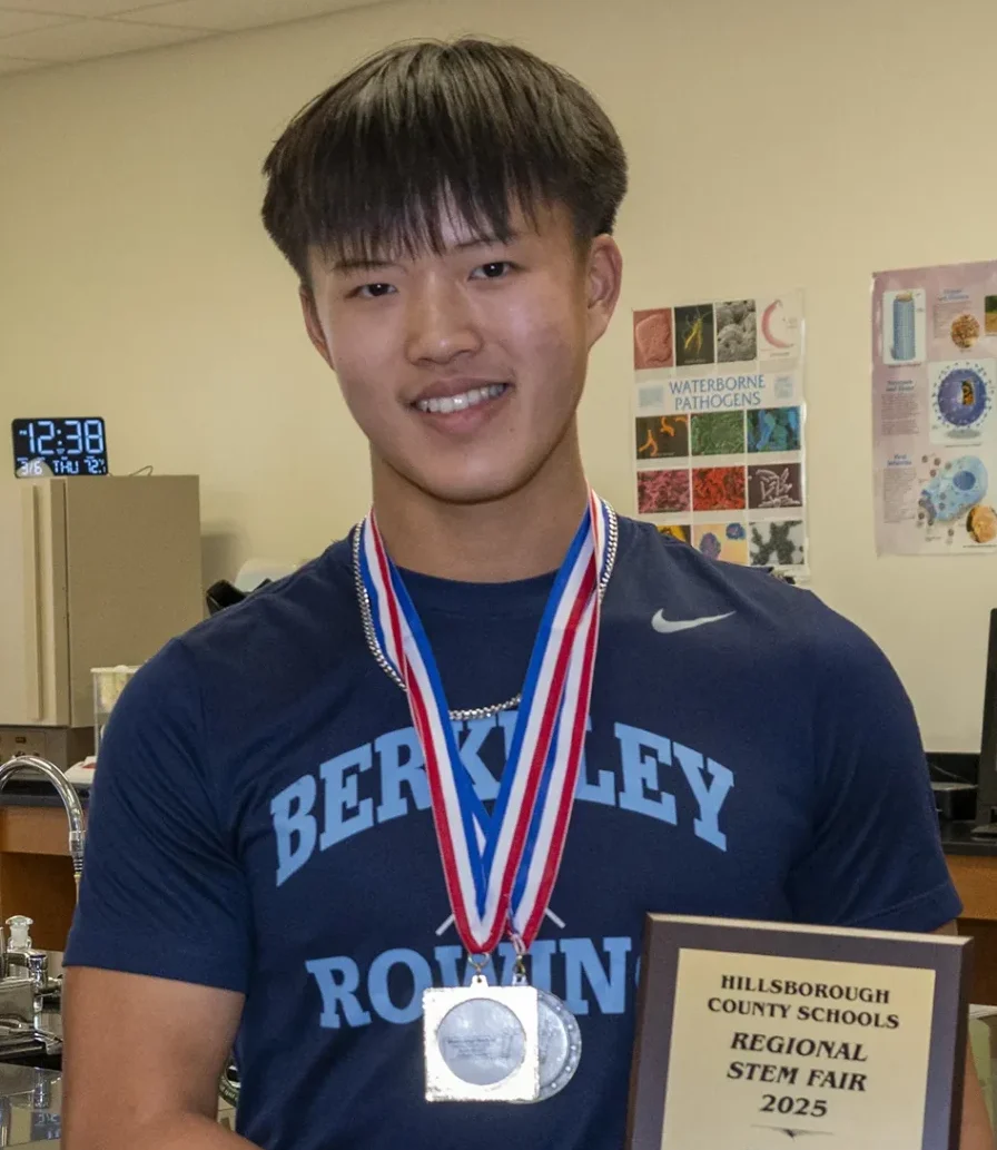 Photo of Chilok Mak '27 with award